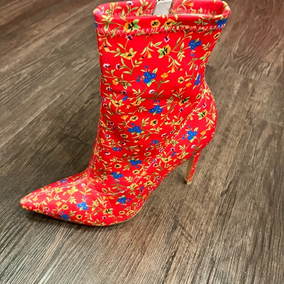 RAYE BOOTIE•MAGENTA WITH MULTI-COLORED FLOWERS•SIZE: 9 - Picture 3 of 15